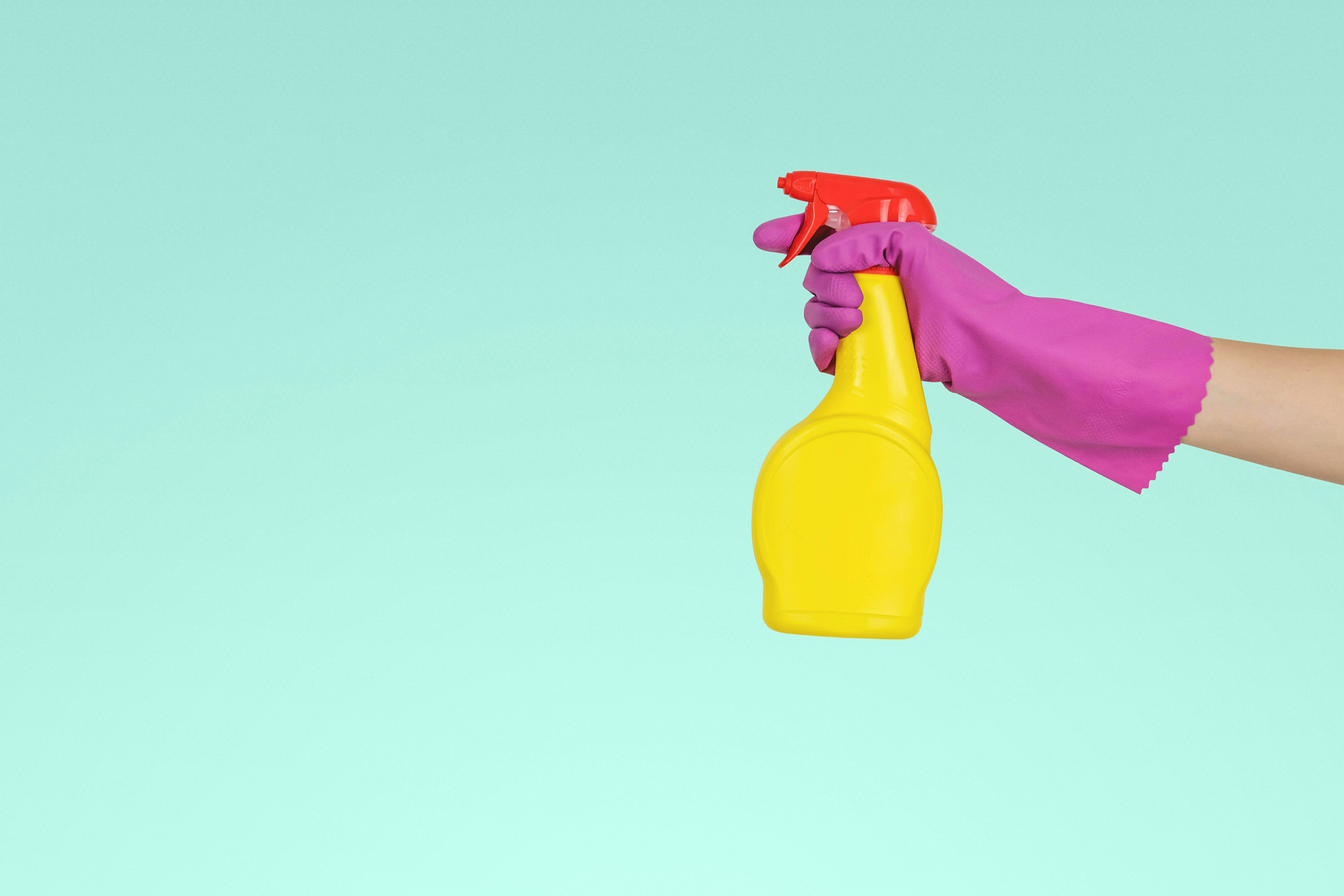 Sprühflasche auf einer Arbeitsfläche