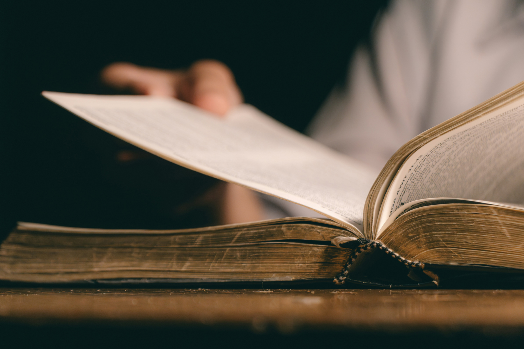Aufgeschlagenes Buch auf einem Tisch